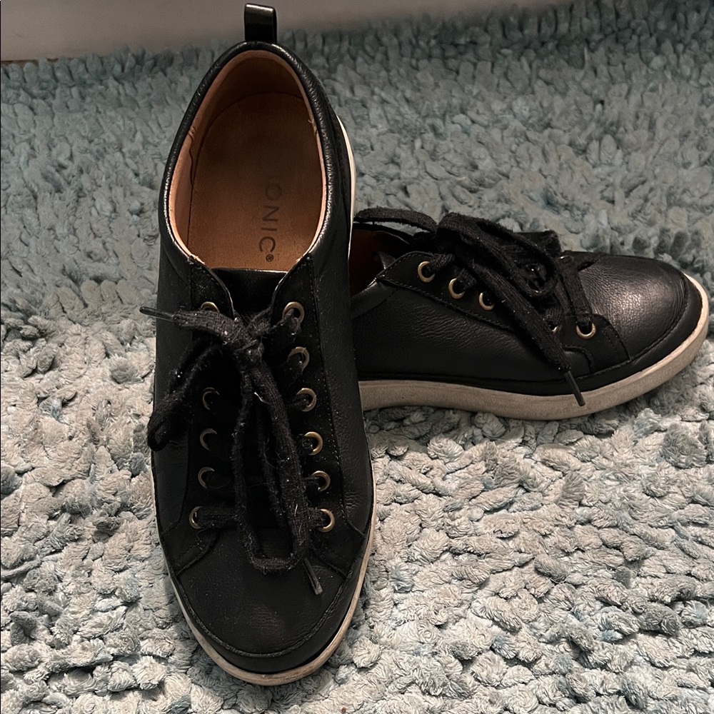 Vionic Black wide women’s sneakers